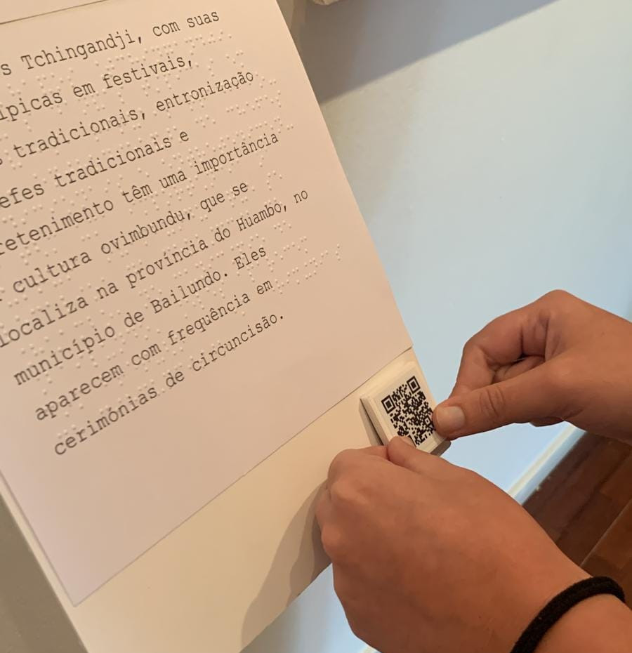 Detalhe de recursos de acessibilidade utilizado nas obras (colocação de QR-code no descritivo da obra impresso a negro e em braille)