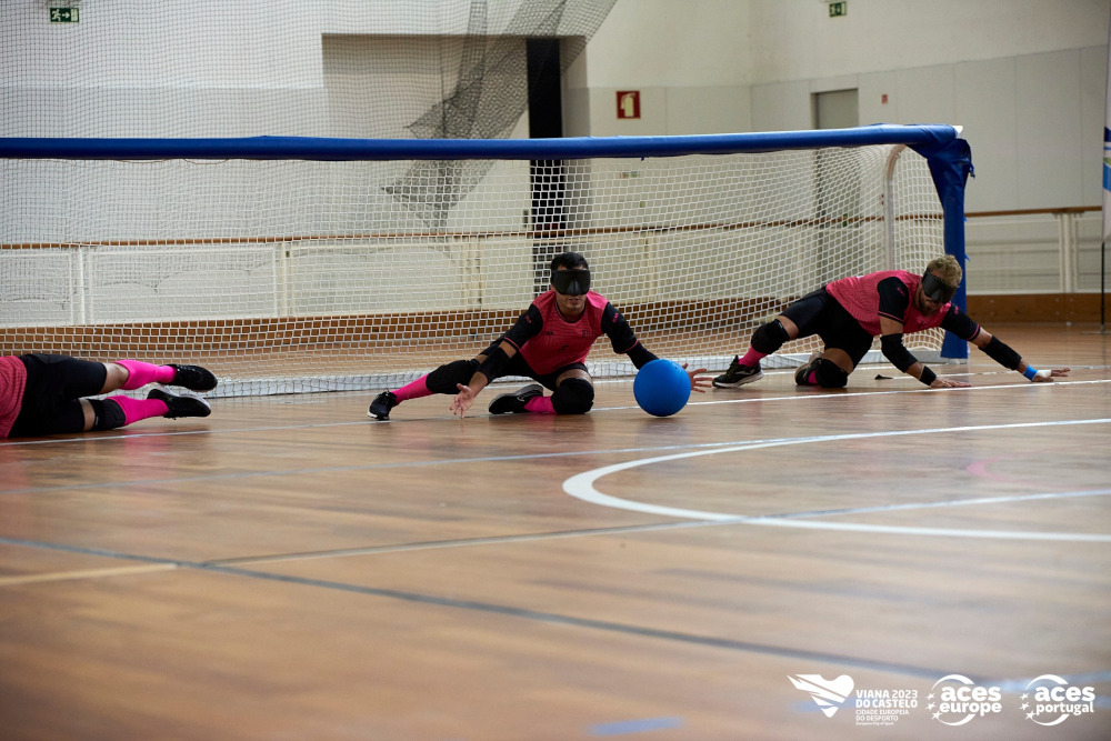 Três atletas da equipa da Íris em posição de defesa junto à baliza