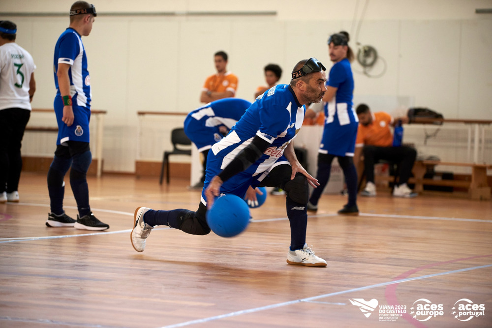 Grande plano de jogador do FCP em movimento com a bola