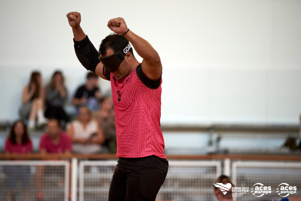 Atleta da equipa da Íris com os braços elevados em sinal de comemoração