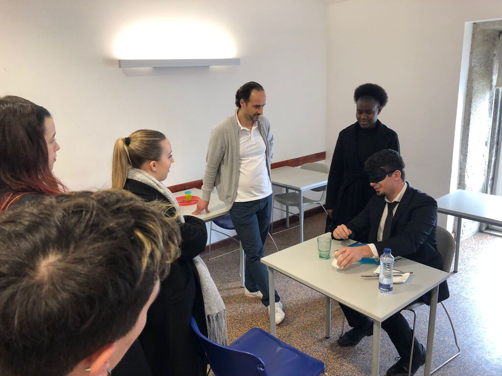 Simulação de um momento de refeição pelos alunos