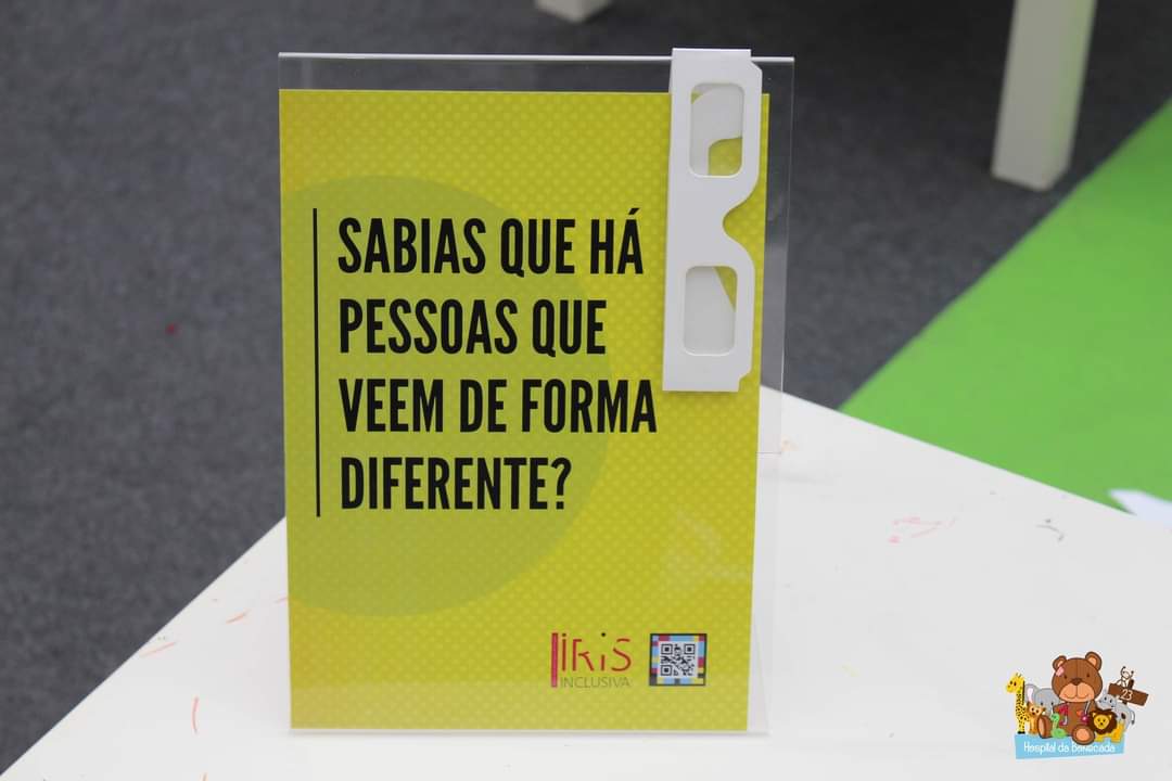 Materiais criados pela Íris para utilização na iniciativa expositor informativo e óculos