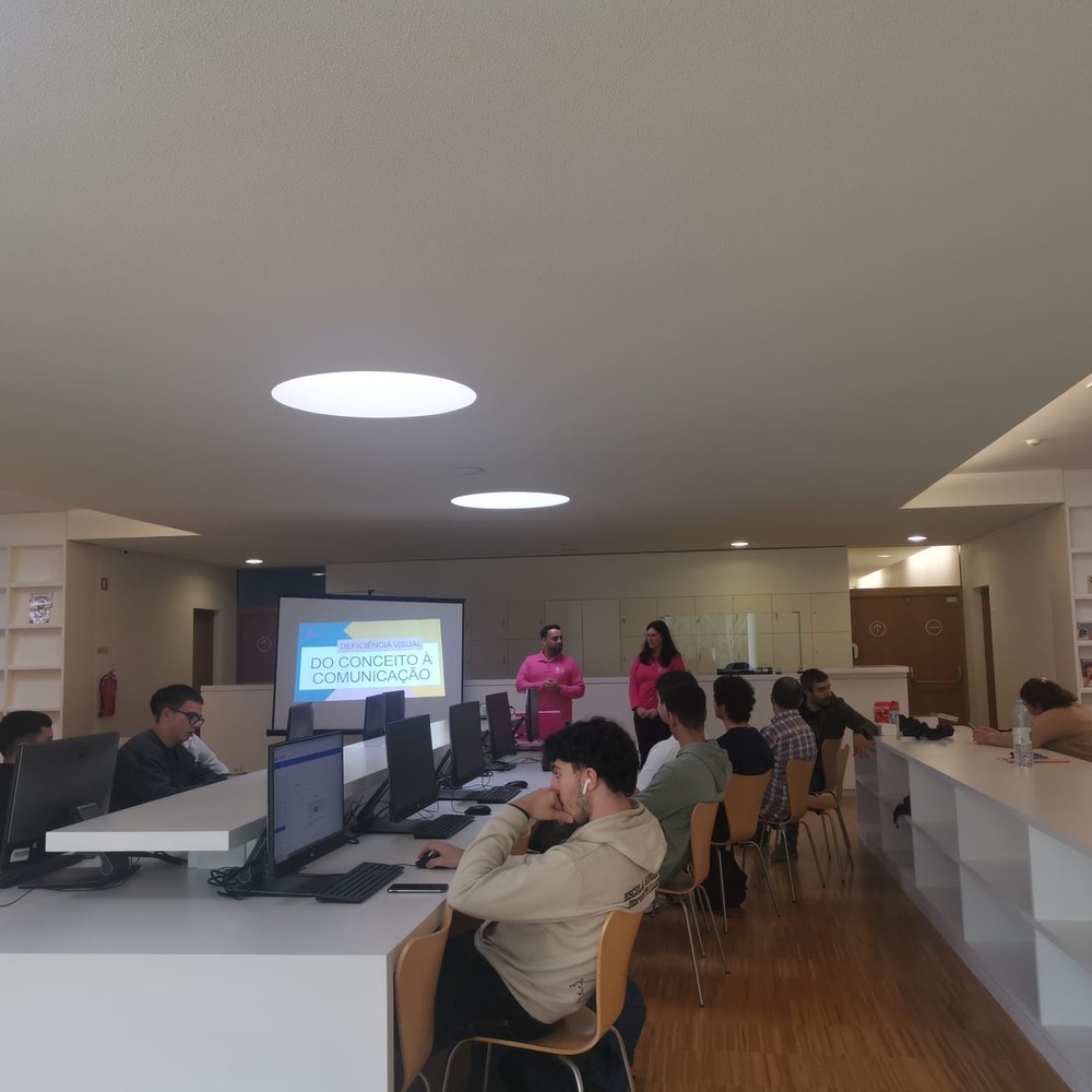Técnicos da Íris e participantes na ação formativa dinamizada numa das escolas do IPVC