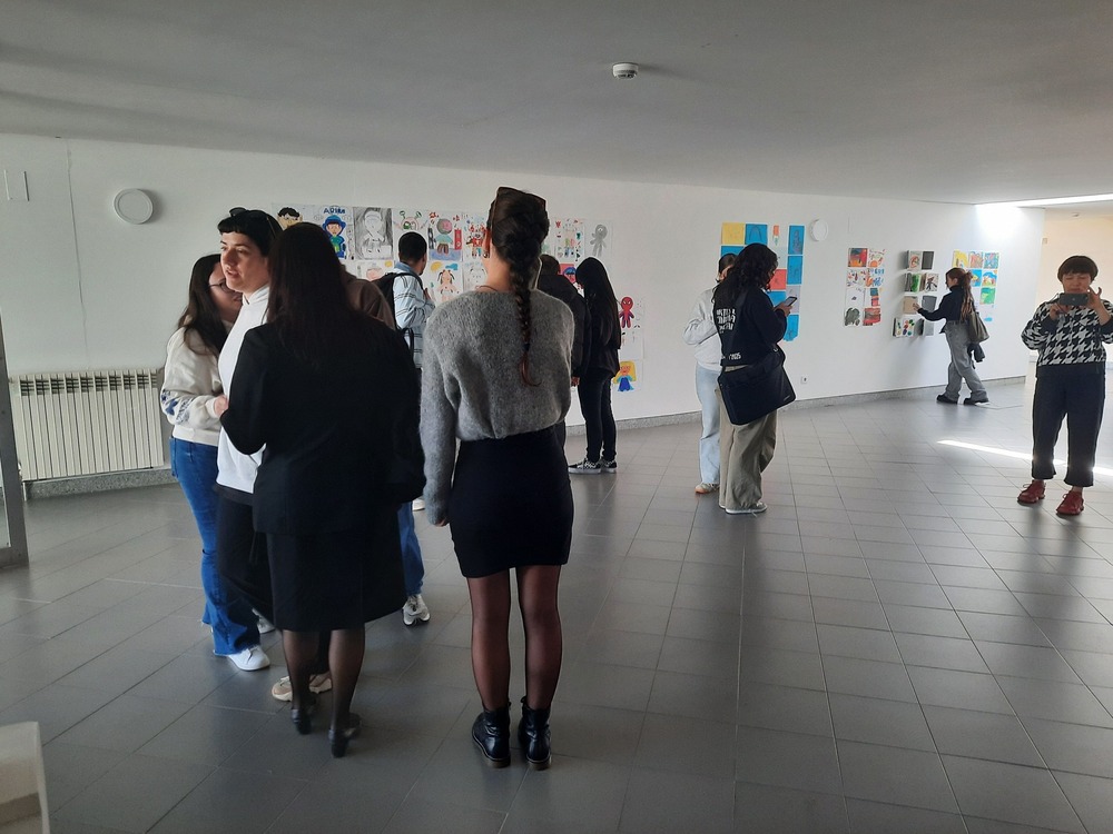 Vista geral do espaço que acolhe a exposição