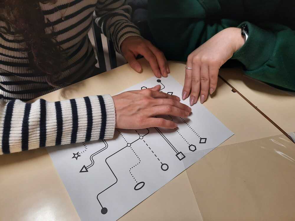 Alunos fazem exploração tátil de imagem em alto relevo