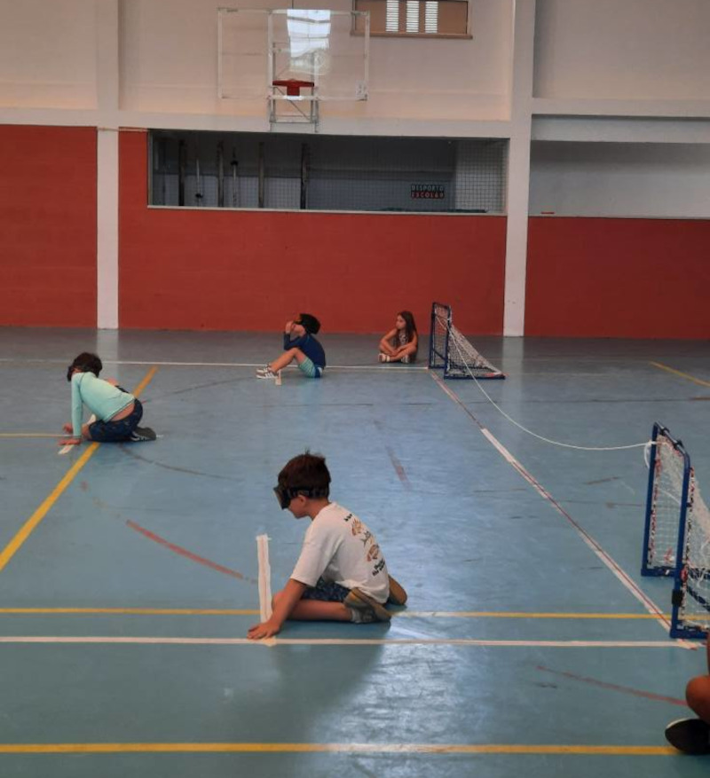 Momento de experimentação de Goalball na EB 2,3 Carteado Mena (Darque)