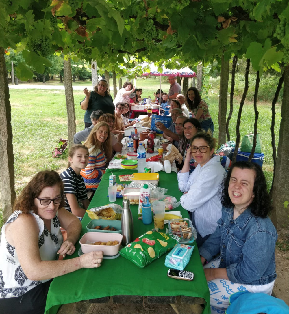 Vista geral da mesa que juntou os participantes na festa de aniversário da Íris